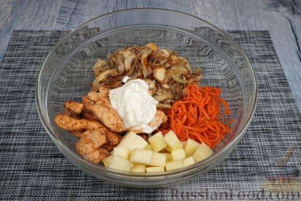 Салат с жареной курицей, грибами, морковью по-корейски и сыром сулугуни
