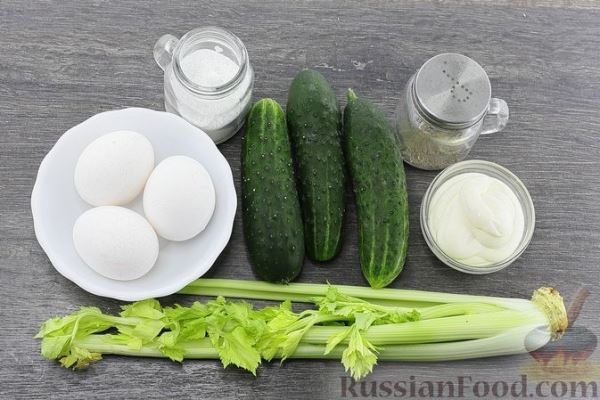 Салат с сельдереем, огурцами и яйцами