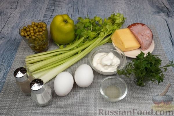 Салат с ветчиной, овощами, сыром, яблоком и яйцами