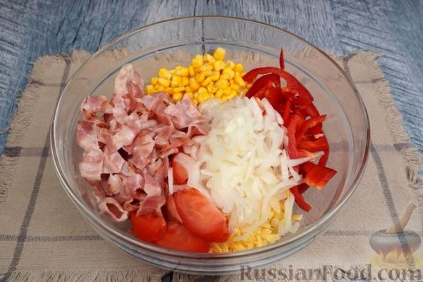 Овощной салат с сыром и беконом