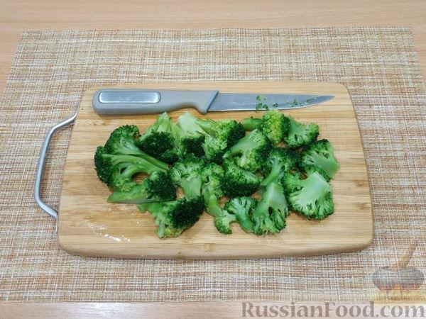 Салат с брокколи, грецкими орехами, семечками подсолнечника и клюквой