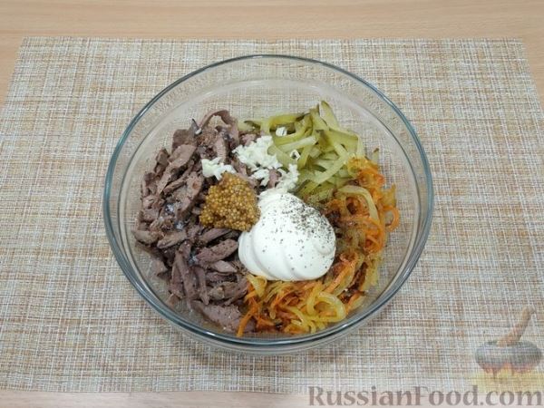 Салат с куриной печенью, морковью и маринованными огурцами