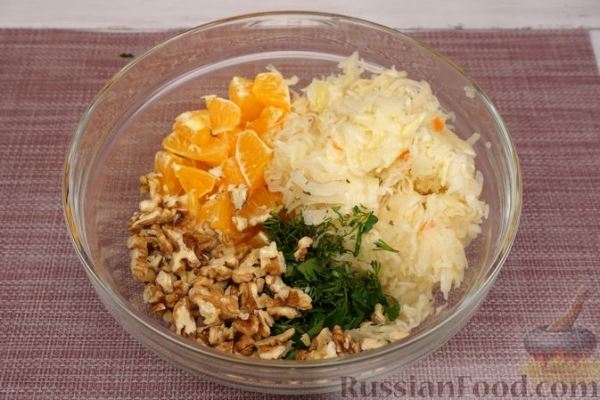 Салат с квашеной капустой, апельсином и грецкими орехами