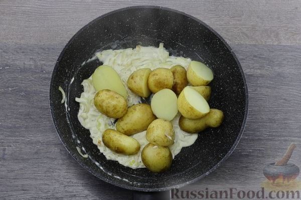 Молодая картошка в сметанно-луковом соусе