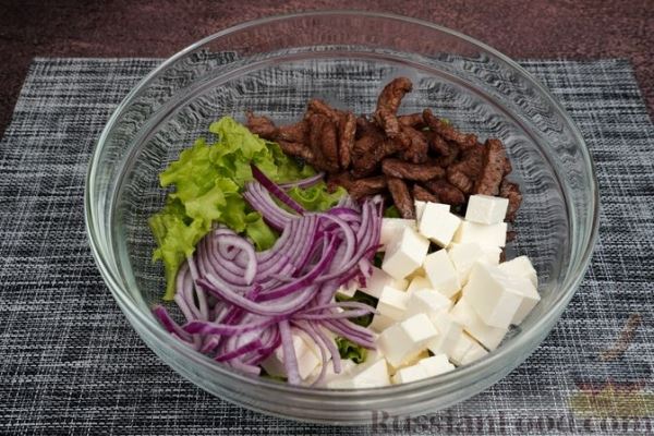 Салат с говядиной, фетой, помидорами и оливками