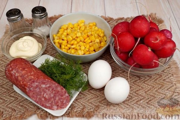 Салат с редиской, колбасой, кукурузой и яйцами