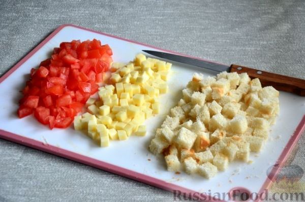 Слоёный салат с курицей, помидорами, сыром, яйцами и сухариками