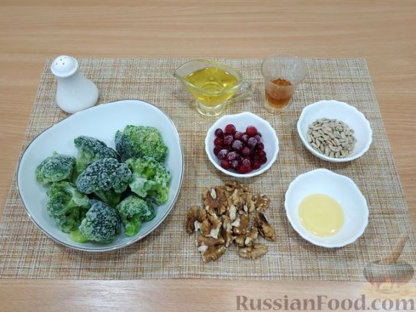 Салат с брокколи, грецкими орехами, семечками подсолнечника и клюквой