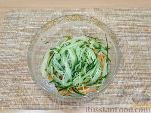 Салат с фунчозой, морковью по-корейски и огурцами