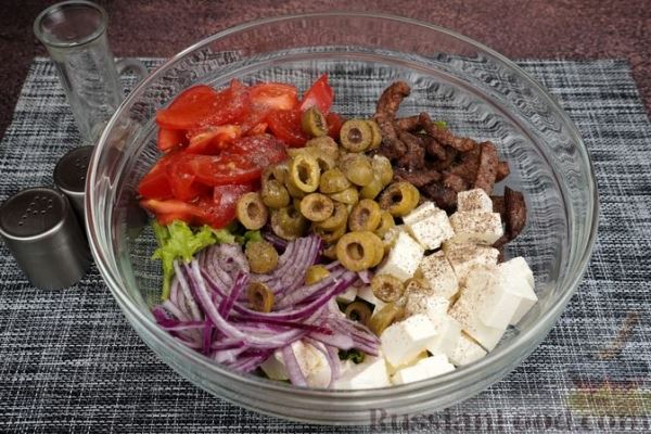 Салат с говядиной, фетой, помидорами и оливками