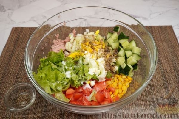 Салат с тунцом, кукурузой, овощами и яйцом