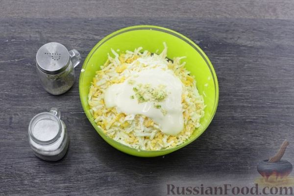Слоёный салат с копчёной курицей, грибами и плавленым сыром