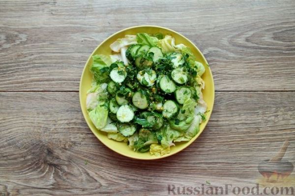 Салат с огурцами, зеленью и цитрусово-горчичной заправкой