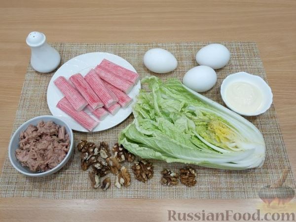 Салат с тунцом, капустой, крабовыми палочками и яйцами