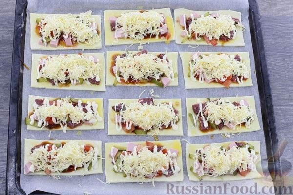 Горячие бутерброды-слойки с колбасой, помидором и огурцом (в духовке)