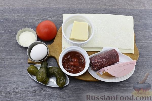 Горячие бутерброды-слойки с колбасой, помидором и огурцом (в духовке)