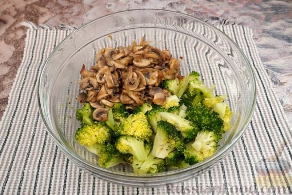 Салат с брокколи, жареными шампиньонами и луком