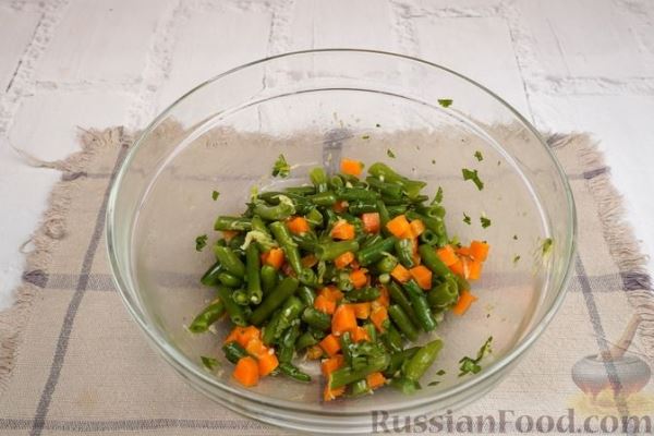 Салат со стручковой фасолью, морковью и чесночно-лимонной заправкой