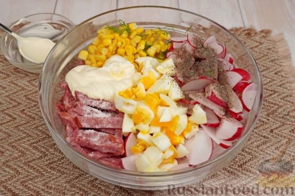 Салат с редиской, колбасой, кукурузой и яйцами