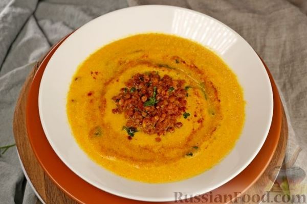 Морковный крем-суп с имбирём и жареной чечевицей
