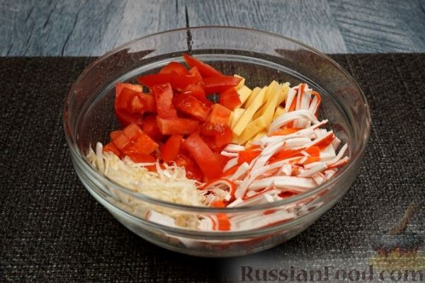 Салат с крабовыми палочками, помидорами, сельдереем и сыром