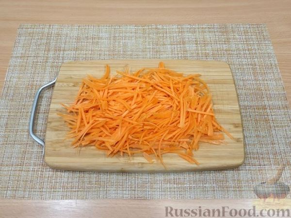 Салат с куриной печенью, морковью и маринованными огурцами
