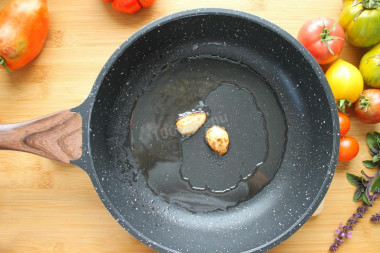 Баклажаны на сковороде с чесноком и помидорами быстро