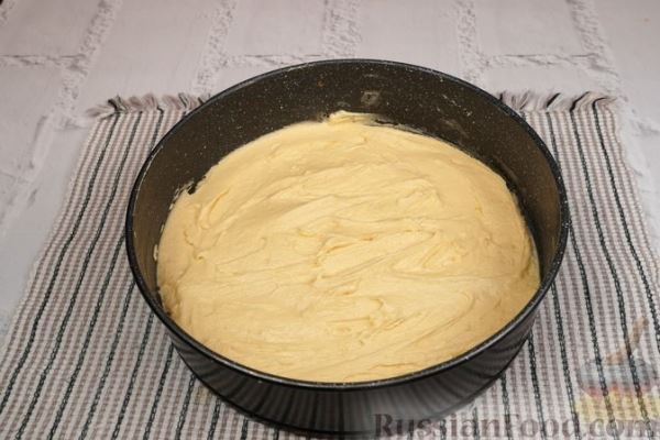 Пирог "Глазунья" со сливочно-творожным кремом и консервированными персиками