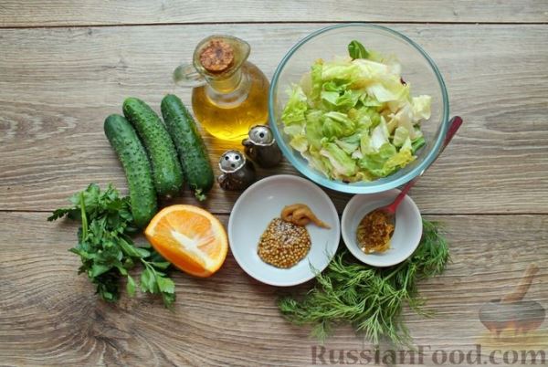 Салат с огурцами, зеленью и цитрусово-горчичной заправкой