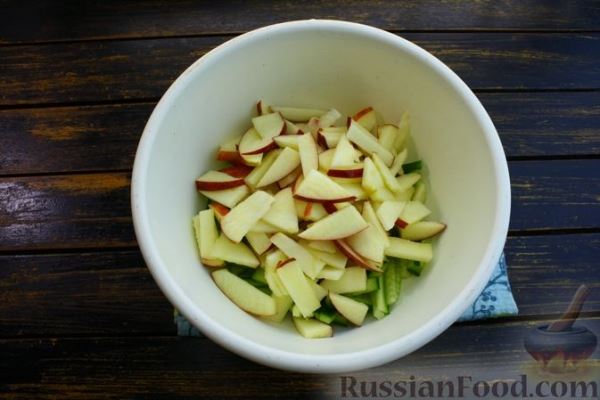 Салат с сельдью, яблоком, огурцами и сухариками
