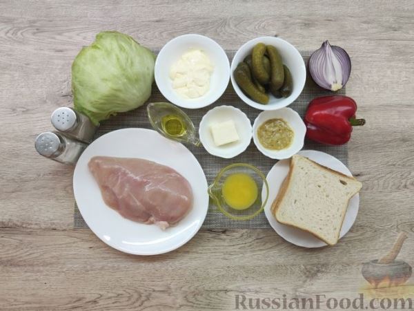 Салат с курицей, маринованными огурцами, болгарским перцем и сухариками