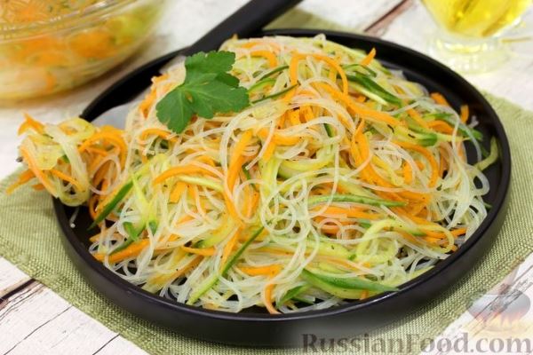 Салат с фунчозой, морковью по-корейски и огурцами
