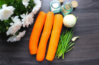 Морковь в сметане на сковороде тушеная с луком