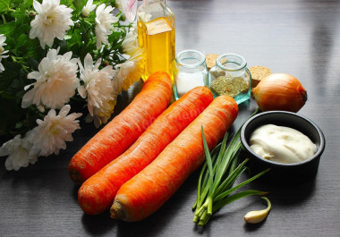 Морковь в сметане на сковороде тушеная с луком