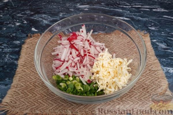 Салат с редиской, плавленым сыром и зелёным луком