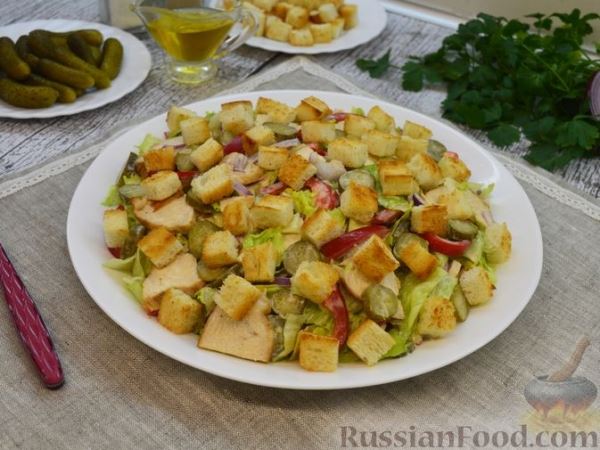 Салат с курицей, маринованными огурцами, болгарским перцем и сухариками