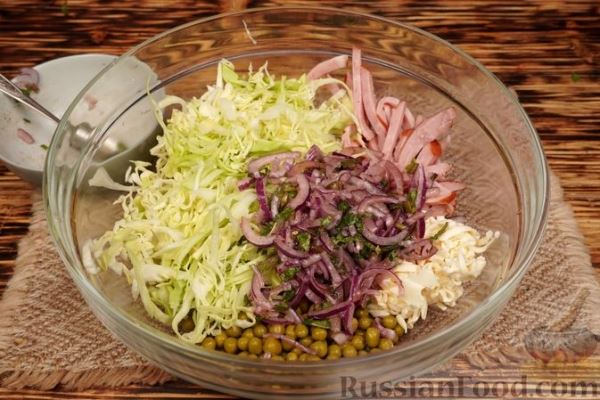 Салат из молодой капусты с ветчиной и плавленым сыром