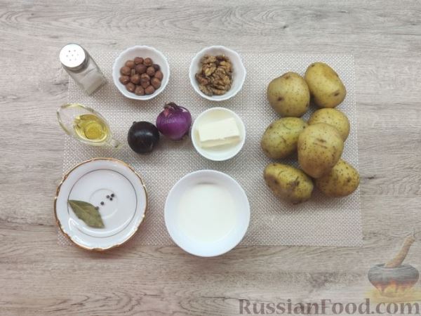 Картофельное пюре с орехами и жареным луком