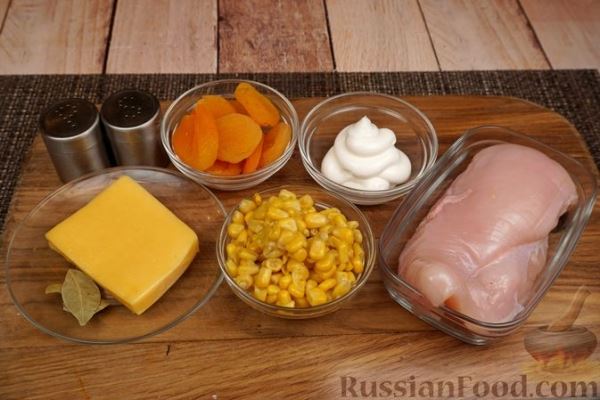 Слоёный салат с курицей, кукурузой, сыром и курагой
