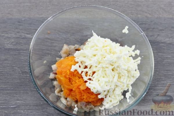 Закуска из селёдки с плавленым сыром, морковью и яйцами