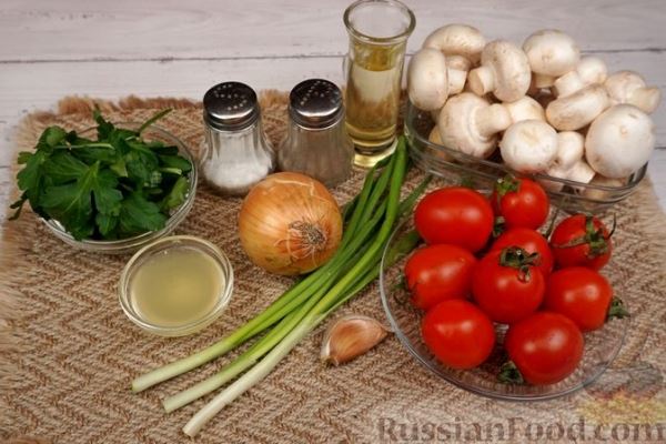 Салат с жареными шампиньонами, помидорами и луком