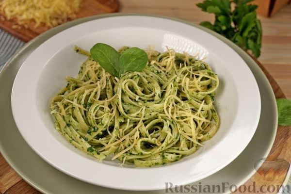 Спагетти с сырно-шпинатным соусом