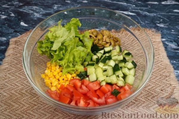 Овощной салат с жареным сыром и оливками