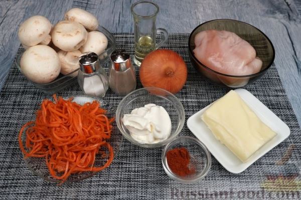 Салат с жареной курицей, грибами, морковью по-корейски и сыром сулугуни