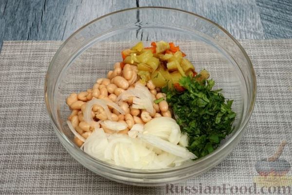 Салат с консервированной фасолью, запечённым болгарским перцем и луком