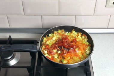 Кабачки с овощами на сковороде