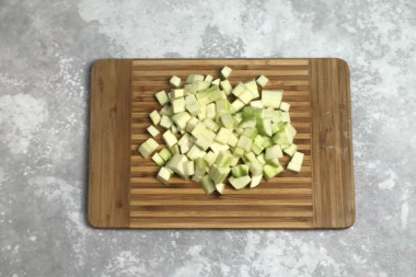 Кабачки с овощами на сковороде