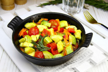 Кабачки тушеные с овощами на сковороде