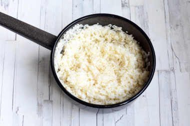 Рис с мясной подливкой на сковороде