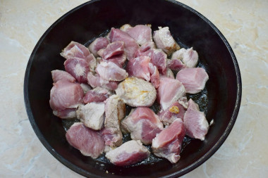 Свинина кусочками жареная на сковороде с луком